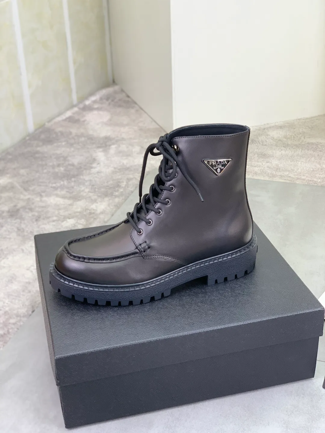 Men's shoes 💰P800 new style 💰 high-top boots 💎💎💎 water-dyed cow lining original order quality PRADA —🆘.Prada original order purchasing, high-end business leather shoes, fabric: imported from Italy calfskin ➕ water-dyed cow lining / cowhide lining ➕ special original foam outsole, fine workmanship, real thing ^_^ Photographed 🎬size: 39-45